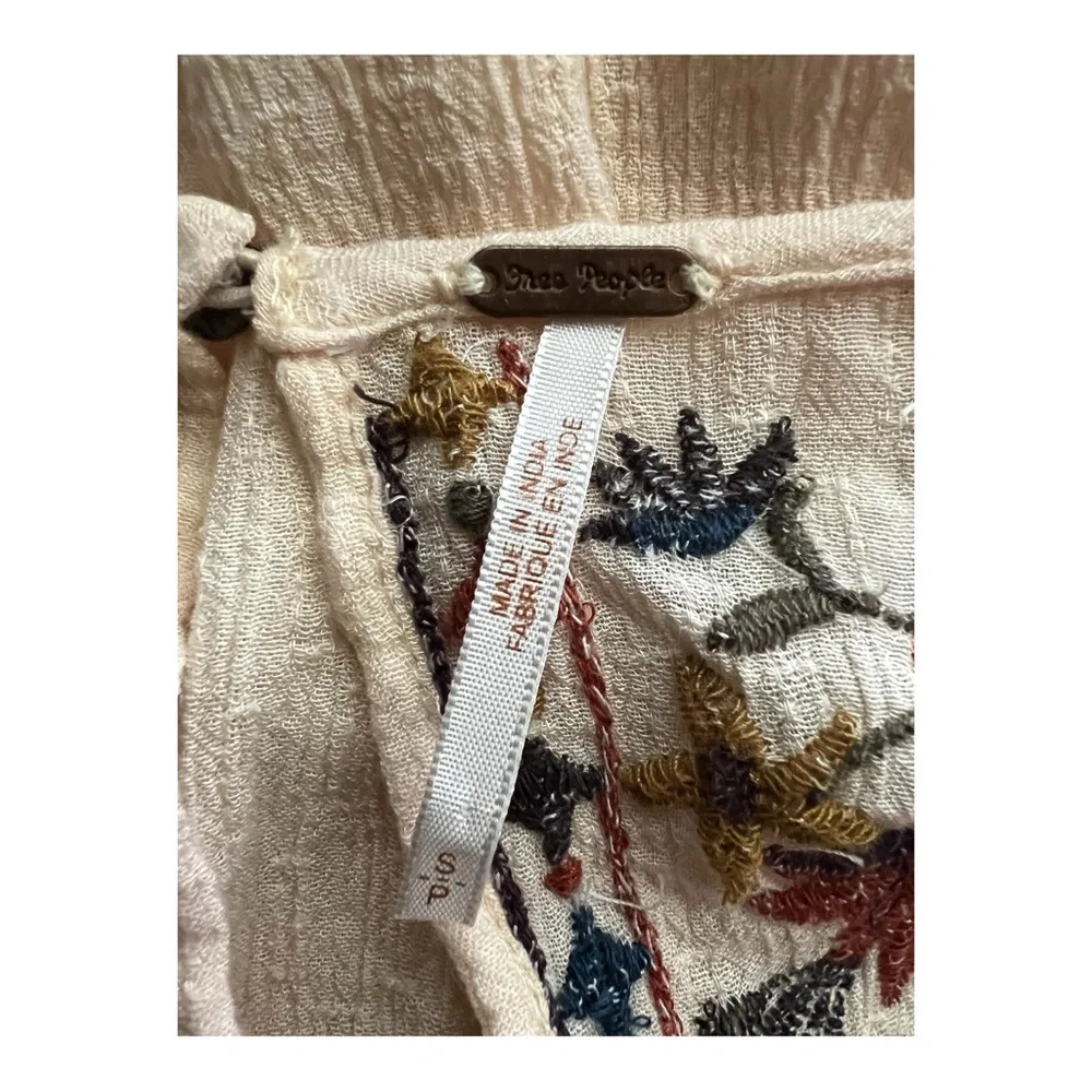 Boho Free People Floral Embroidered Shirt Elastic waist top. Size SP.